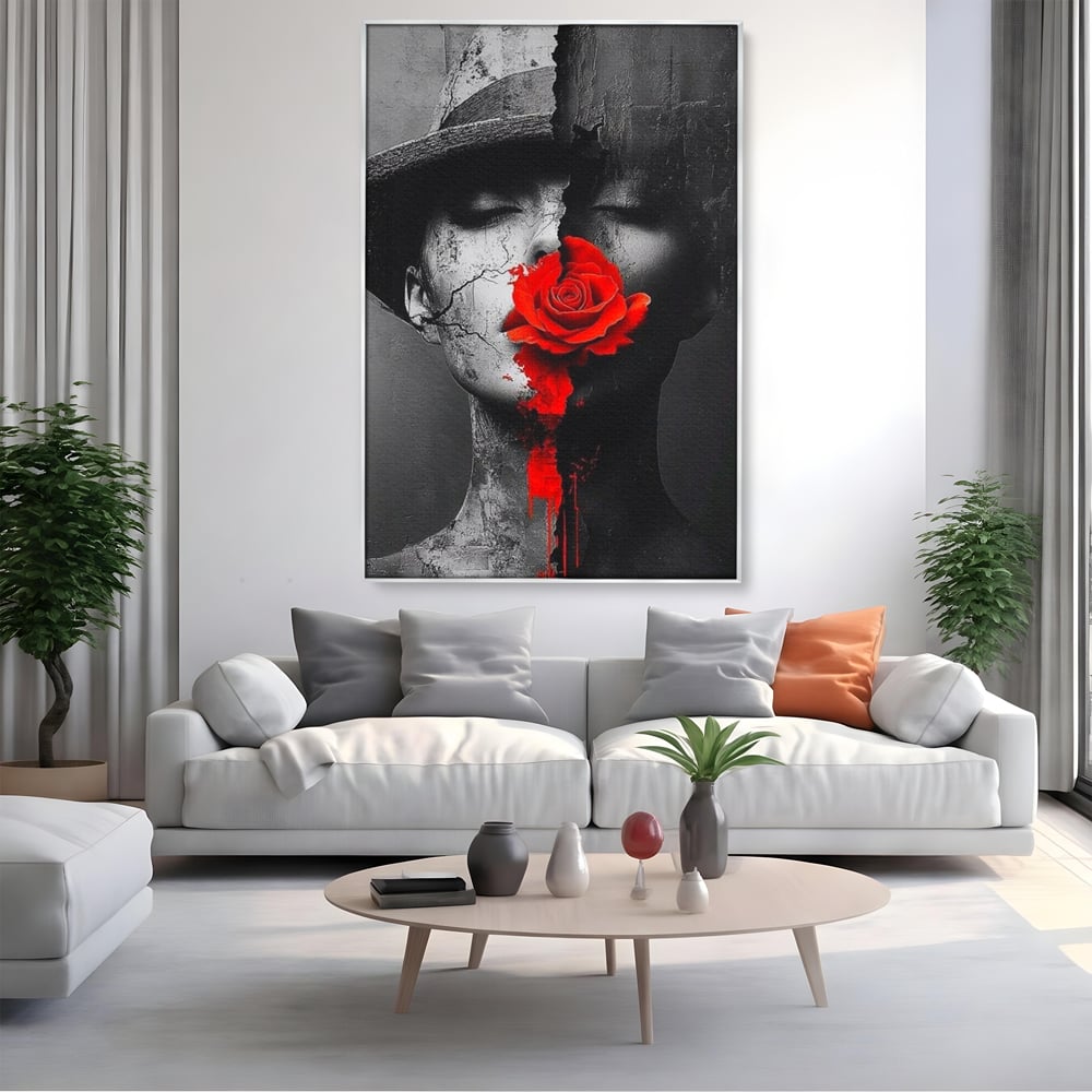 Tablou canvas cu tablou canvas cu chip de femeie, in rama de aluminiu argintiu, pe perete intr-un living